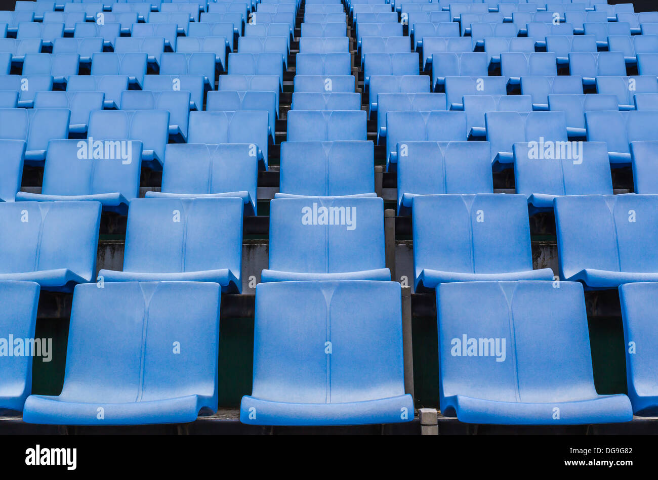 Colore blu in plastica posti a sedere dello stadio Foto Stock