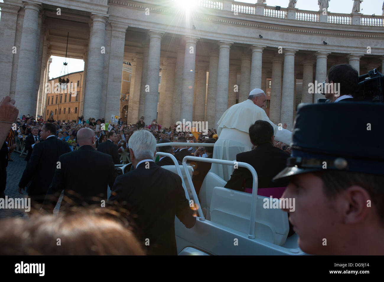 Papa Francesco saluta i fedeli in Piazza San Pietro. Foto Stock