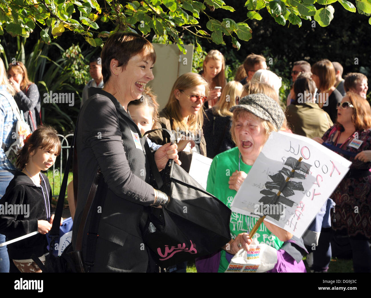 Brighton Regno Unito 17 ottobre 2013 - Caroline Lucas (ridendo) verde MP unisce migliaia di colpire gli insegnanti marciando attraverso la Brighton oggi come parte del loro piano nazionale di una giornata di azione contro i tagli alle loro retribuzioni e pensioni Foto Stock