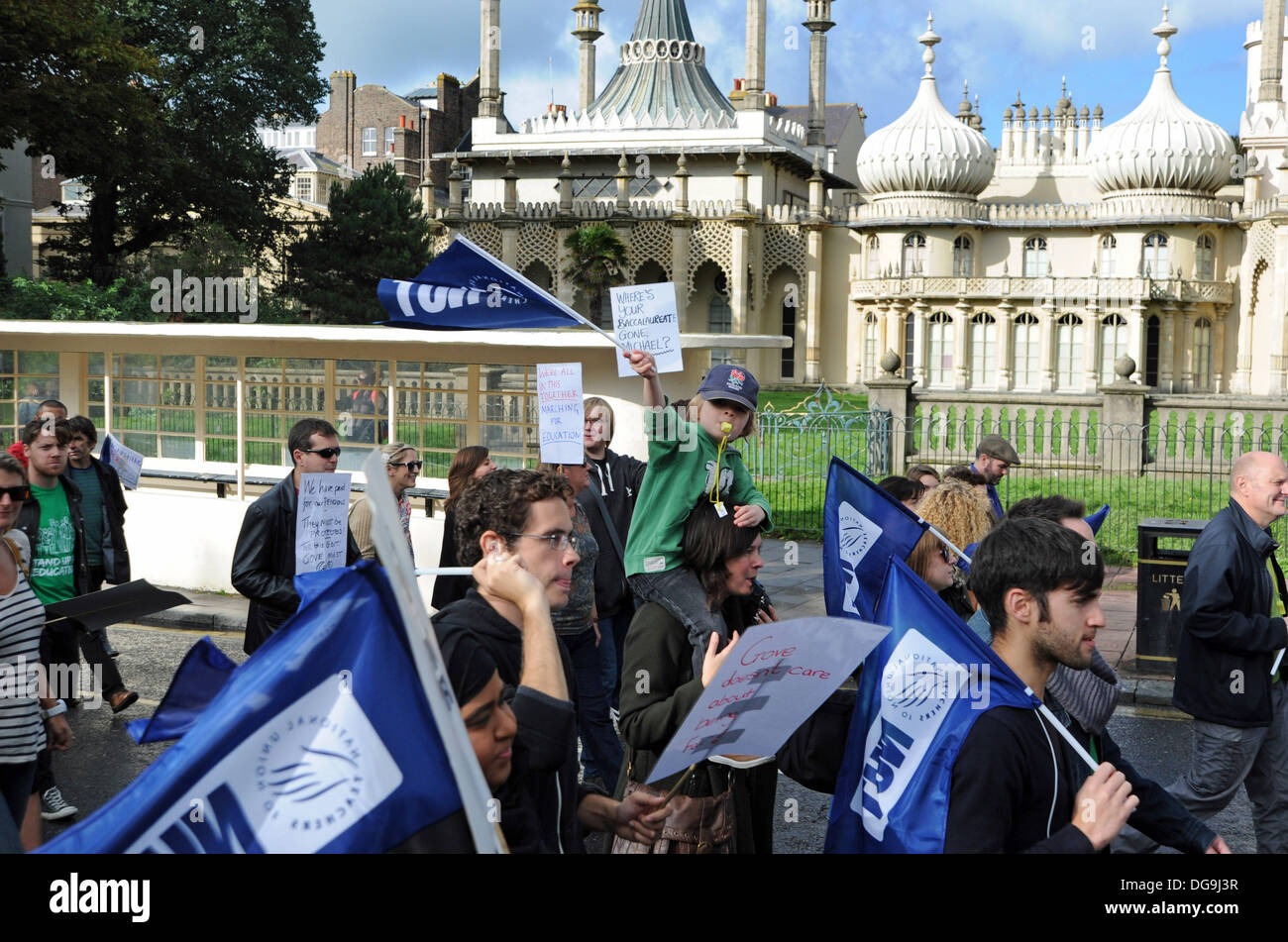 Migliaia di colpire gli insegnanti marzo passato il Royal Pavilion in Brighton Foto Stock