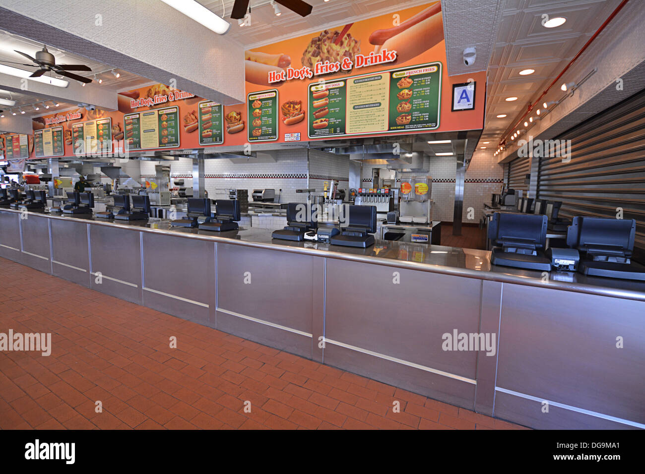 Interno della famosa Nathan di Coney Island, Brooklyn, New York dopo post uragano Sandy rinnovo. Foto Stock