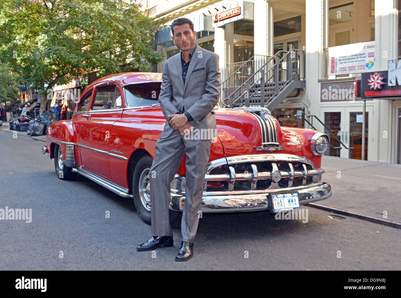 Ritratto di ex di mixed martial arts champion LaCosta estreme a fronte della sua annata 1950 Pontiac Silver Streak Foto Stock