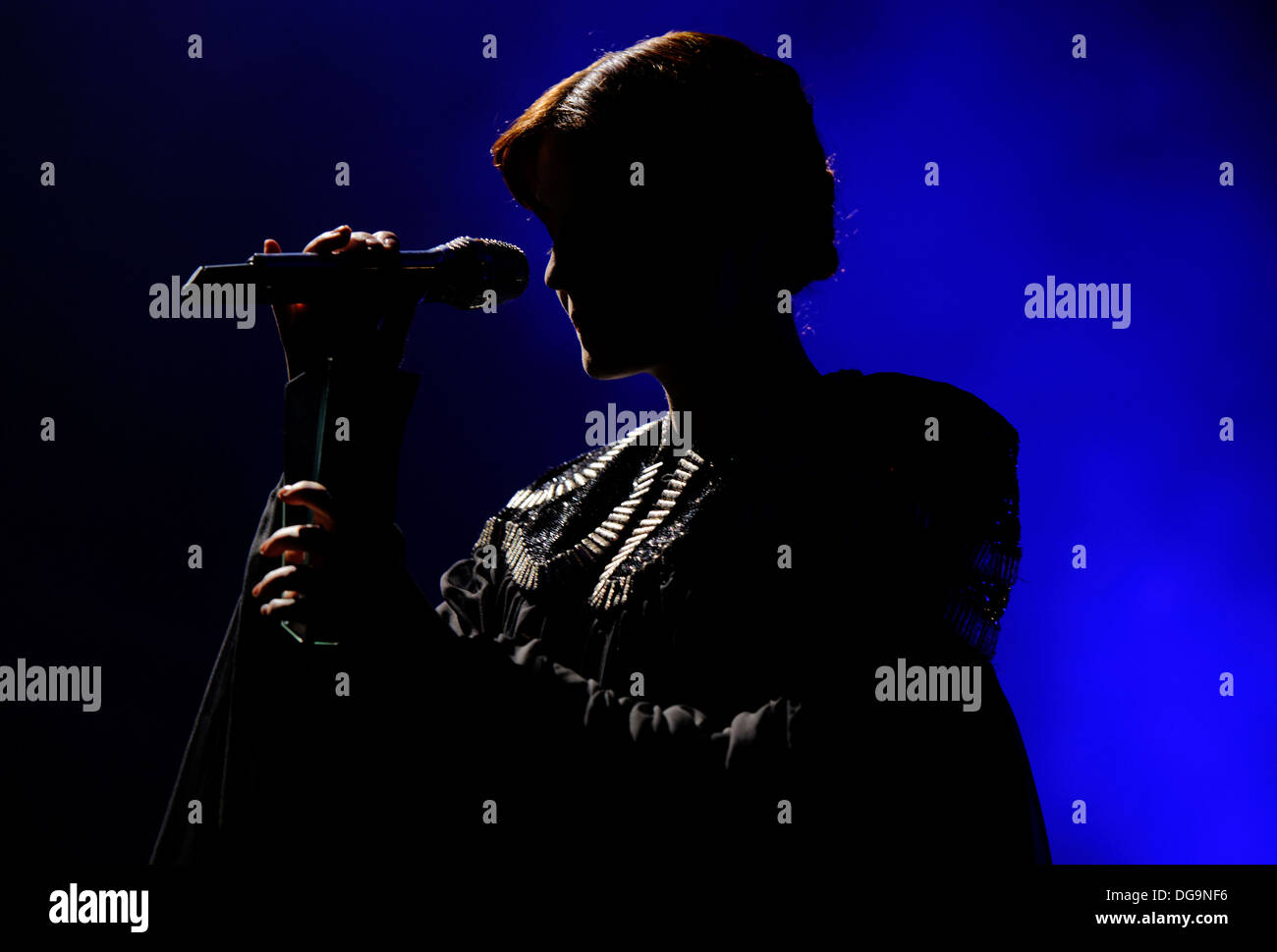 Florence Welch di Firenze e la macchina esegue sul palco durante una performance venduto a Alexandra Palace Foto Stock