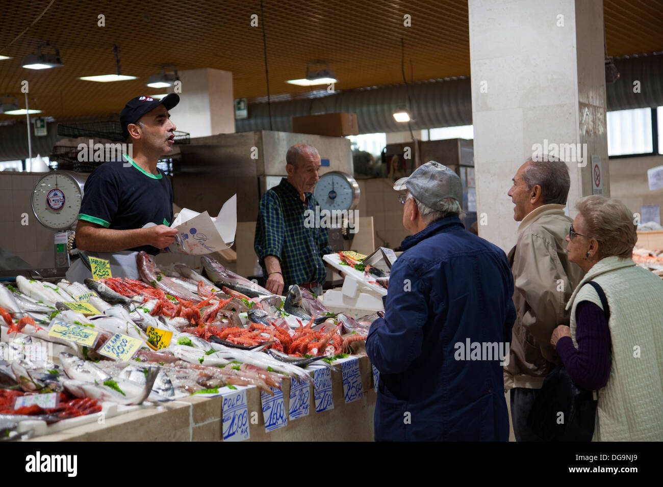 Mercato Comunale di San Benedetto in Cagliari - pesce - Sardegna Foto Stock