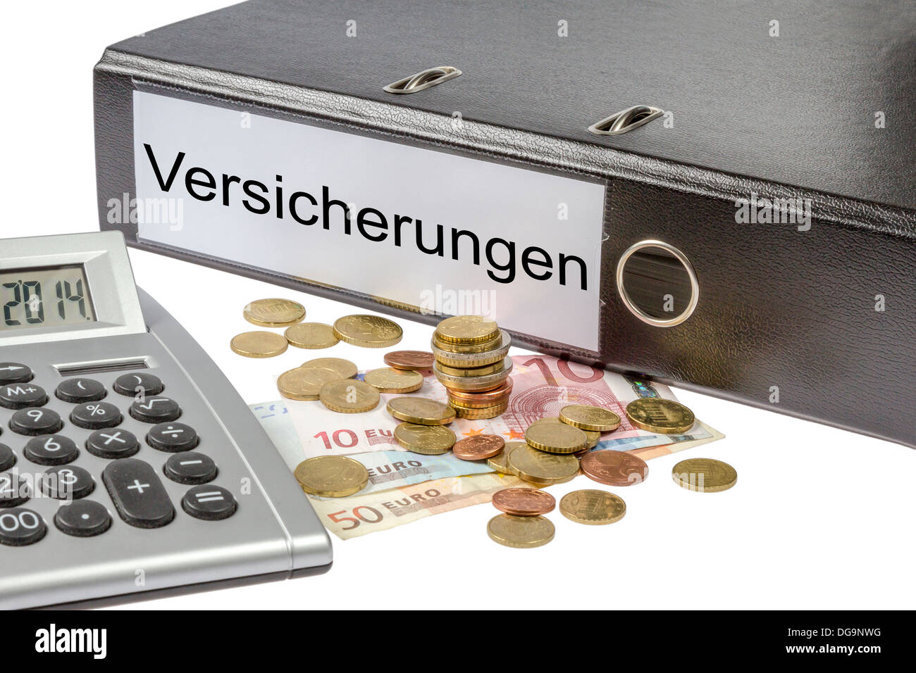 Un legante etichettato wit la parola Versicherungen (tedesco di assicurazione), calcolatrice e moneta europea isolati su sfondo bianco Foto Stock