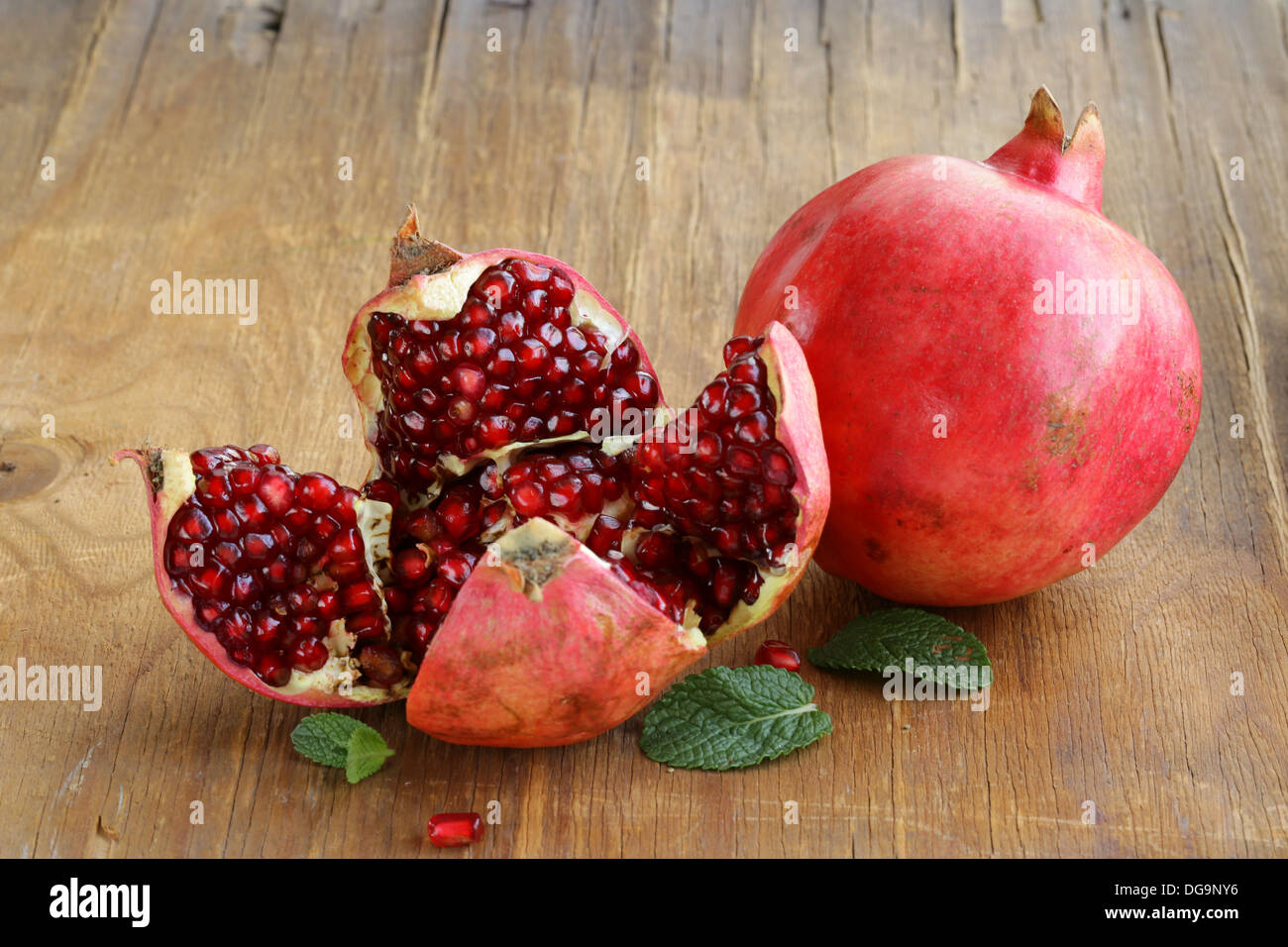Red succosa mature organica frutta melograno Foto Stock