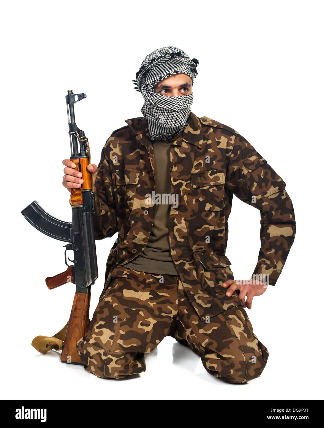 Nazionalità arabo in tuta mimetica e keffiyeh con pistola automatica su sfondo bianco con la riflessione Foto Stock