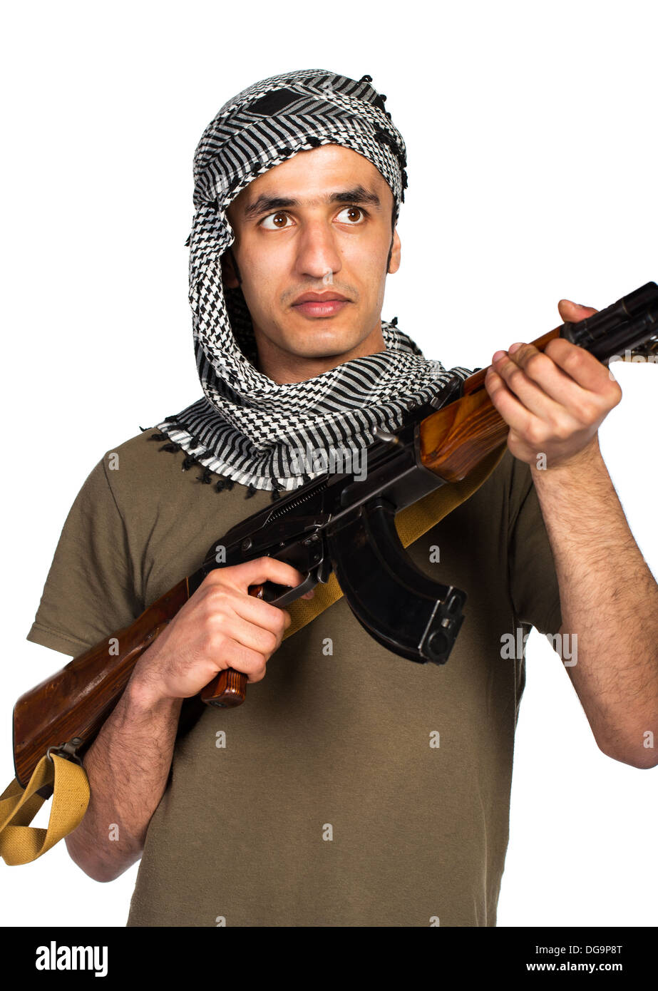 Nazionalità arabo in tuta mimetica e keffiyeh con pistola automatica e la schermata di avvio su sfondo bianco Foto Stock