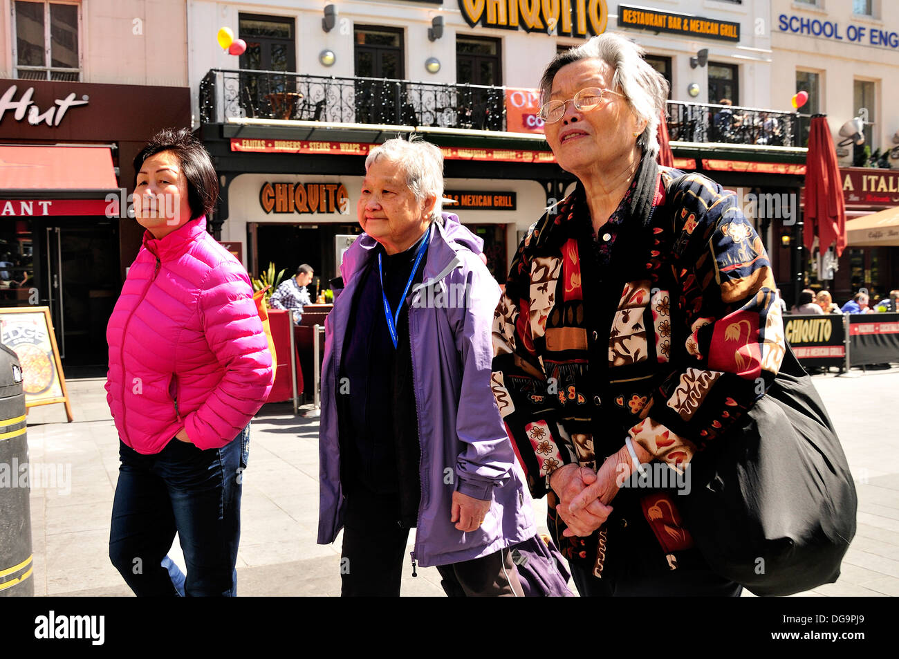 Londra, Inghilterra, Regno Unito. Anziani Le donne cinesi a Chinatown Foto Stock