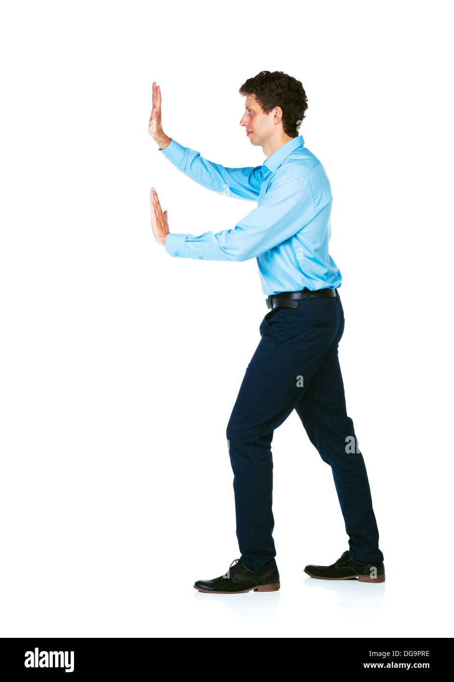 Giovane imprenditore spingendo una presunta billboard in bianco su sfondo bianco Foto Stock