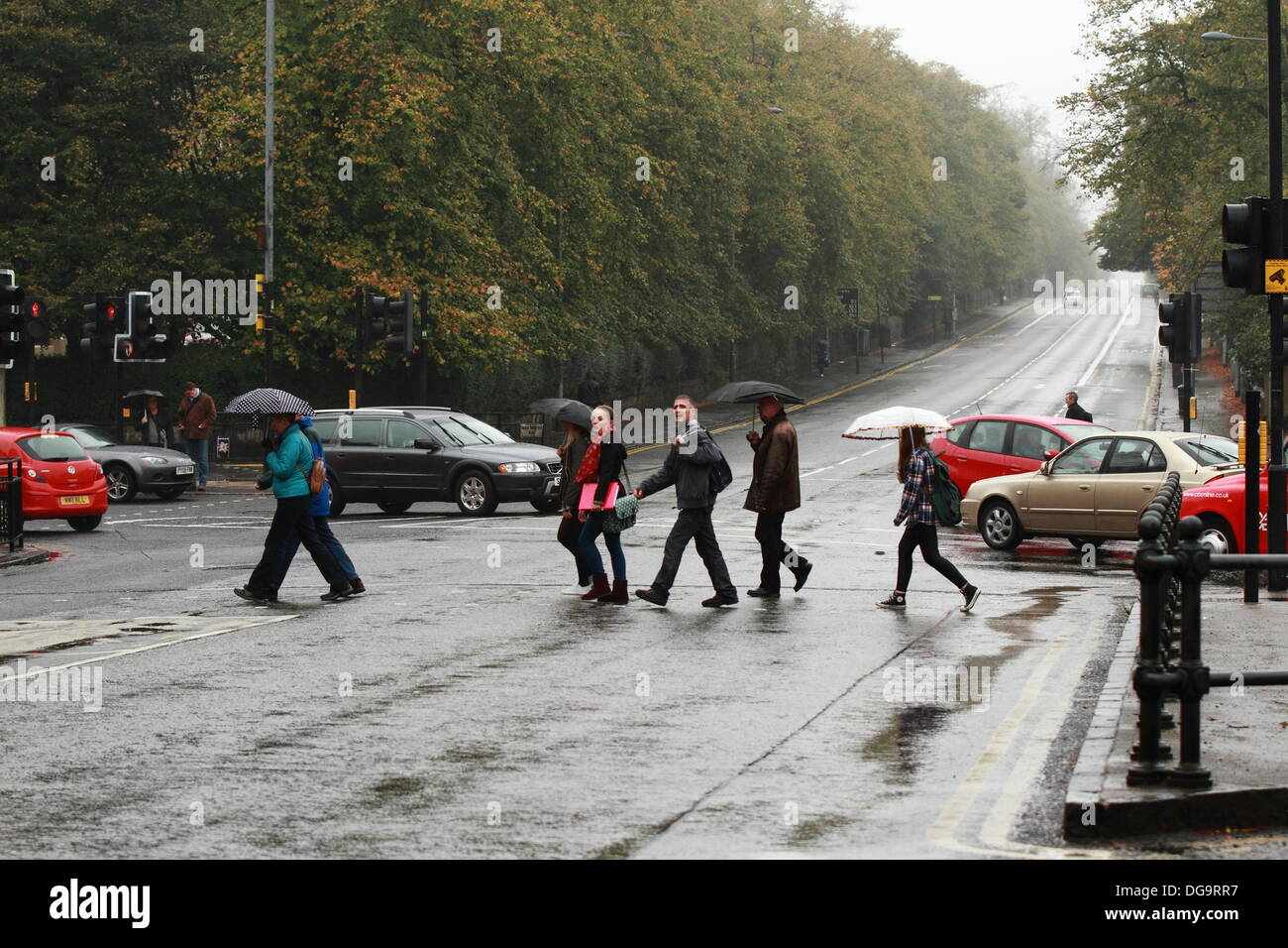 Zona di Kelvinbridge, Glasgow, Scotland, Regno Unito. Il 17 ottobre 2013. La pioggia persistente e una vera sensazione di autunno non fermare la vita di molti, come tutti va circa le loro attività quotidiane. Paul Stewart/Alamy News Foto Stock