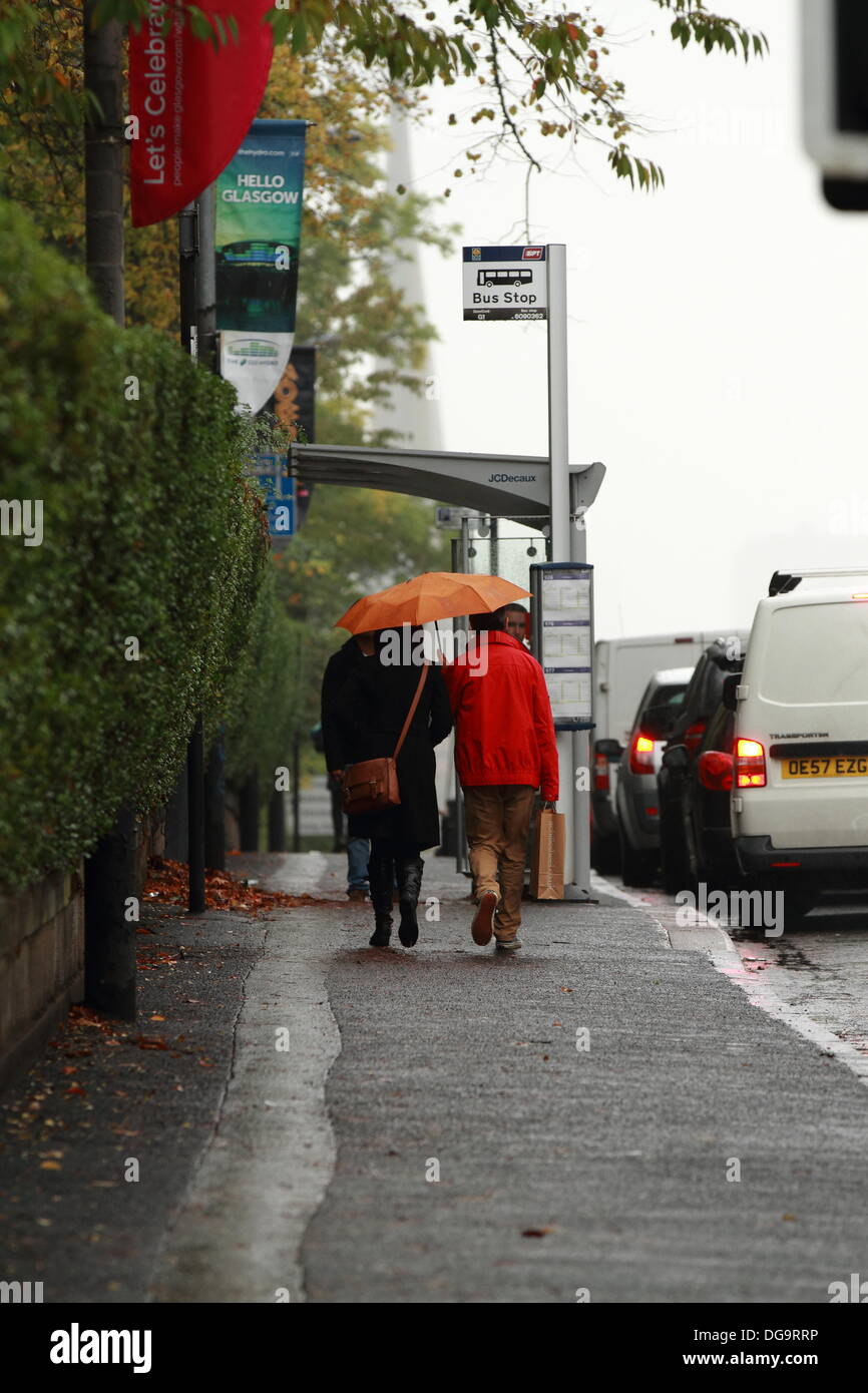 Zona di Kelvinbridge, Glasgow, Scotland, Regno Unito. Il 17 ottobre 2013. La pioggia persistente e una vera sensazione di autunno non fermare la vita di molti, come tutti va circa le loro attività quotidiane. Paul Stewart/Alamy News Foto Stock