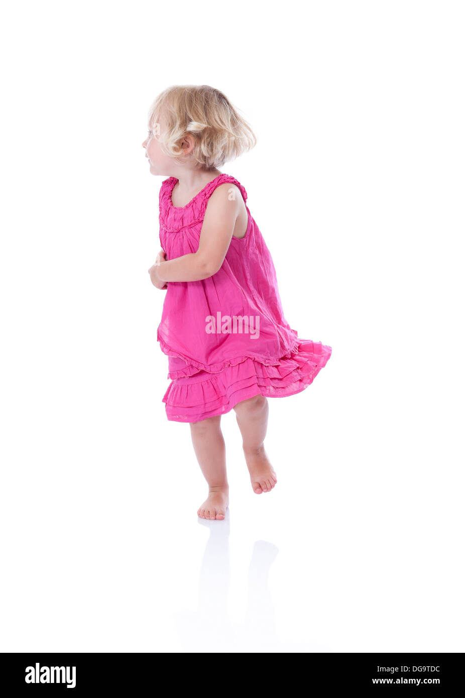 Esecuzione di bambina in abito rosa, isolato su sfondo bianco Foto Stock