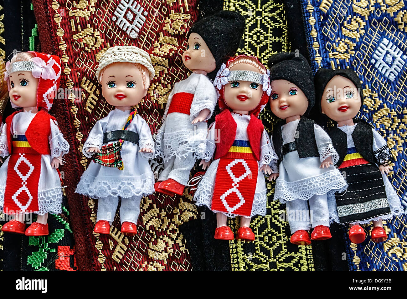Bambole vestite nel tradizionale Rumena costumi folcloristici e impostare su tessuti ricamati. Foto Stock
