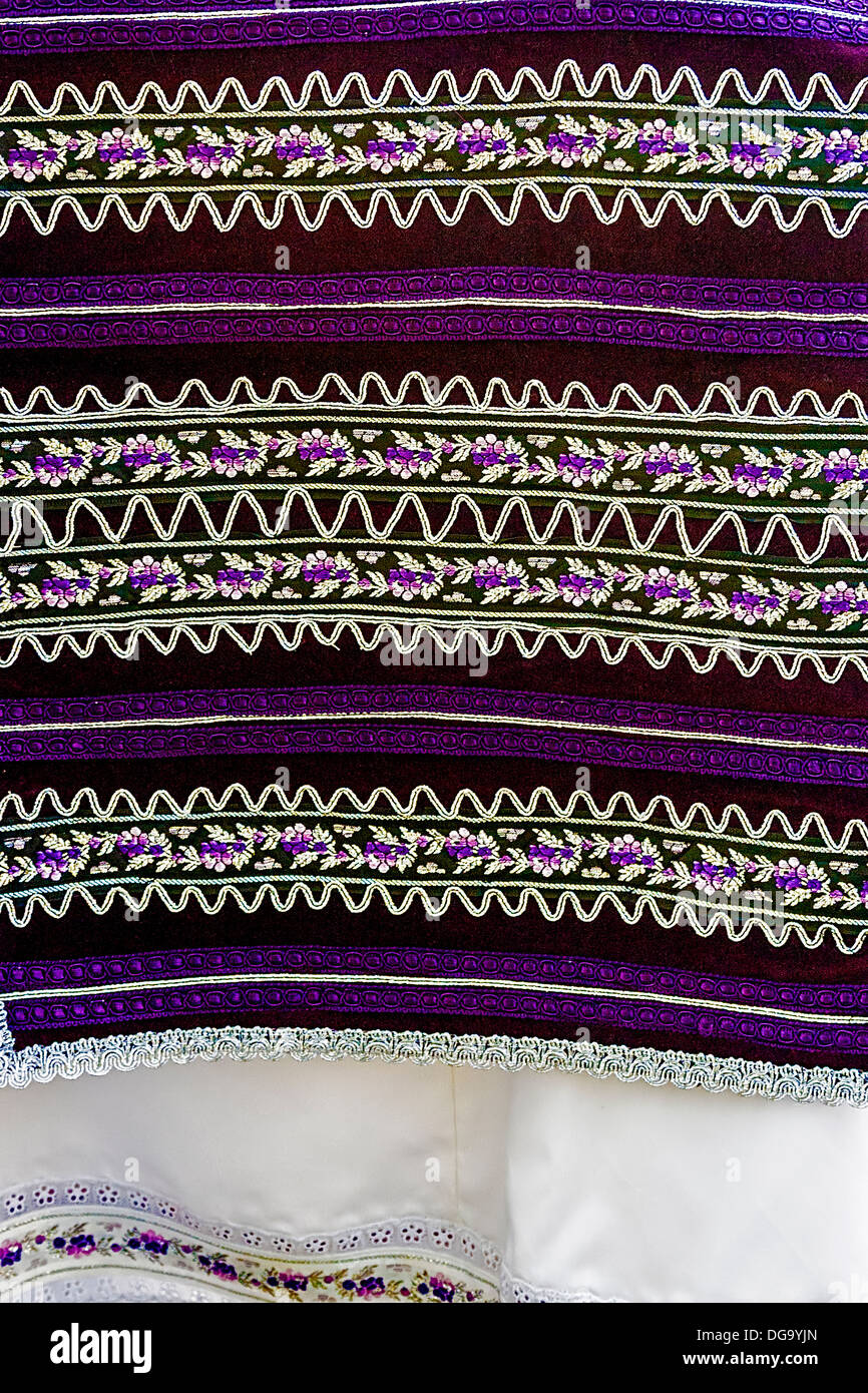 Materiale con rumeno tradizionale ricamo, utilizzato per le donne vestiti. Foto Stock