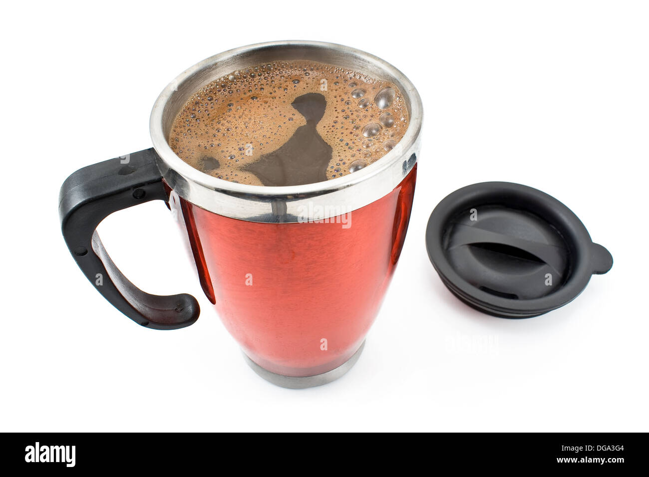 Red thermos con bevanda di caffè e coperchio isolato su bianco Foto Stock