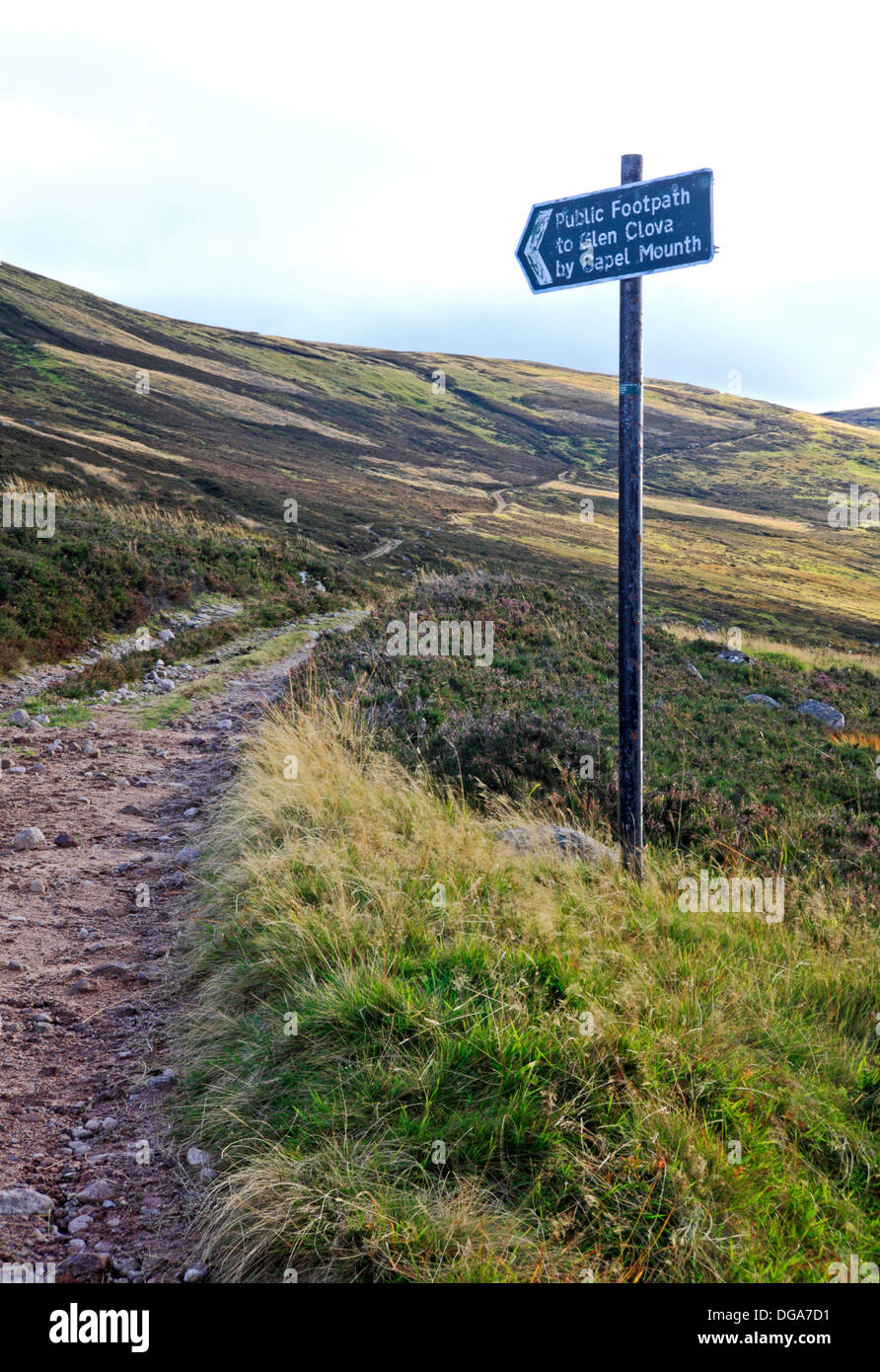 Una vista del Capel strada in Glen Muick, Aberdeenshire, Scotland, Regno Unito, con segnaletica per Capel Mese e Glen Clova. Foto Stock