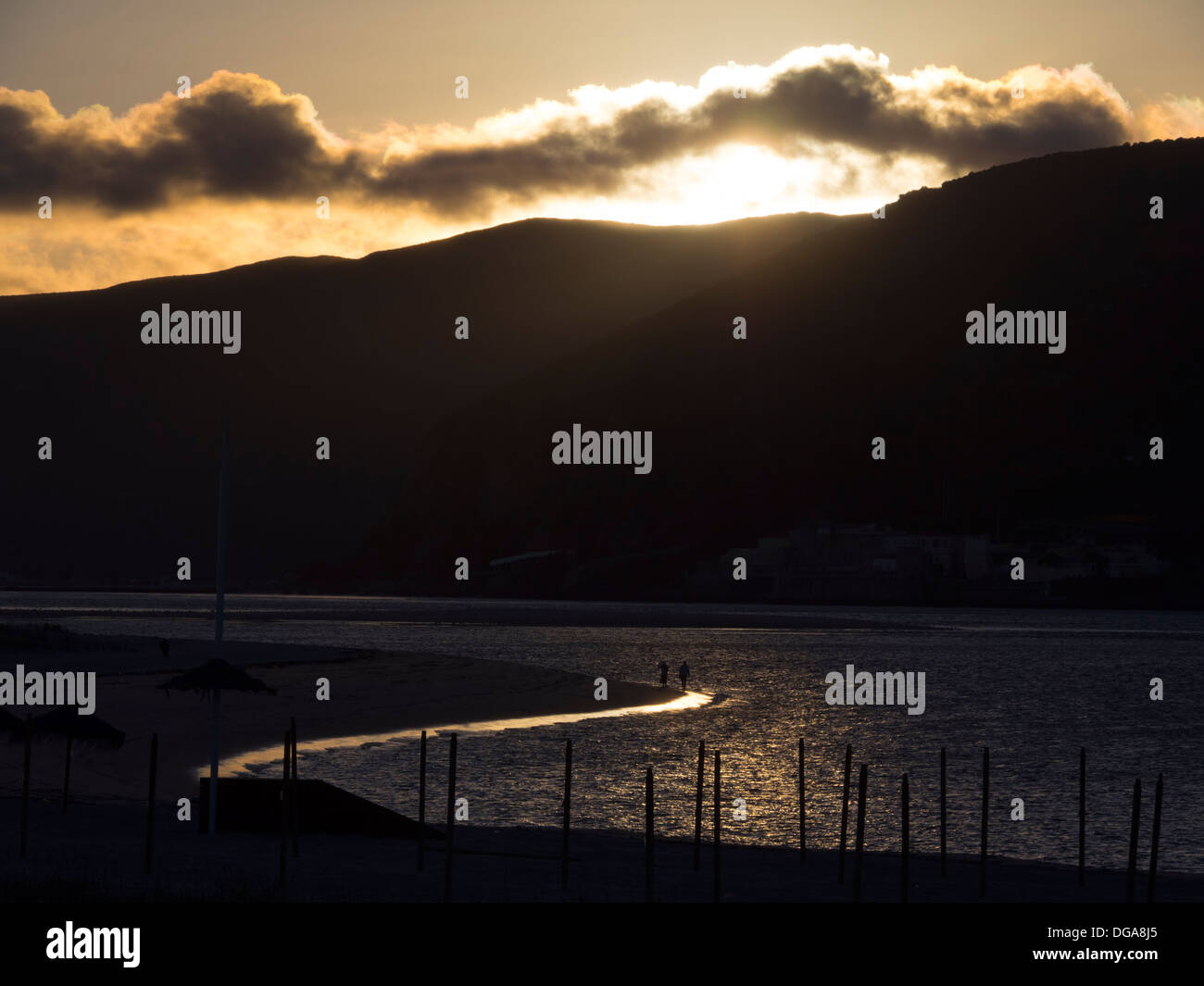 Sole che splende sulle montagne Foto Stock
