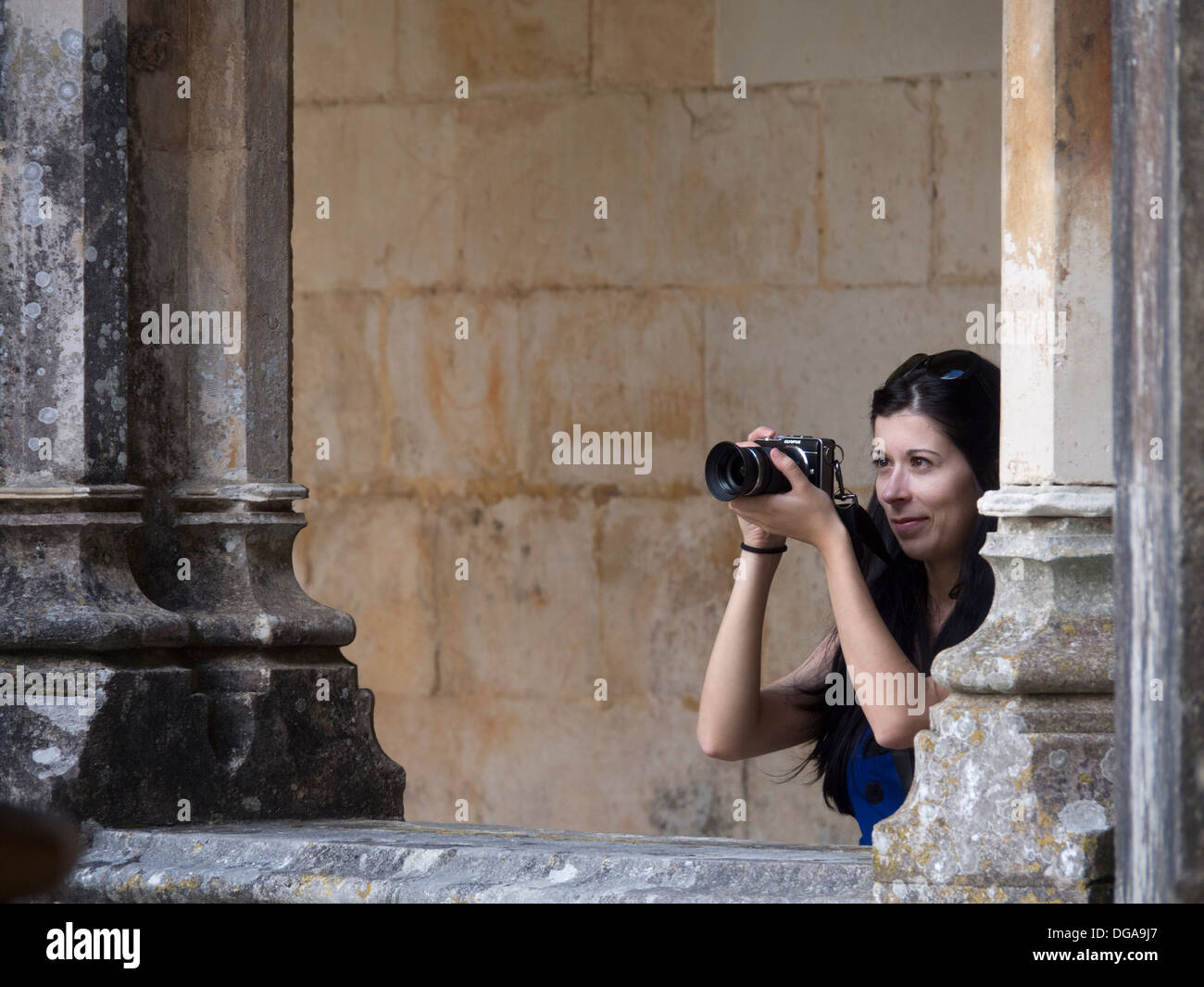 Giovane donna di scattare le foto Foto Stock