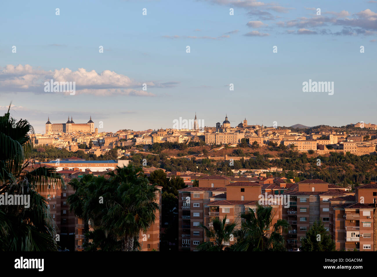 Vista del Duomo e del castello al crepuscolo Toledo, Spagna Foto Stock