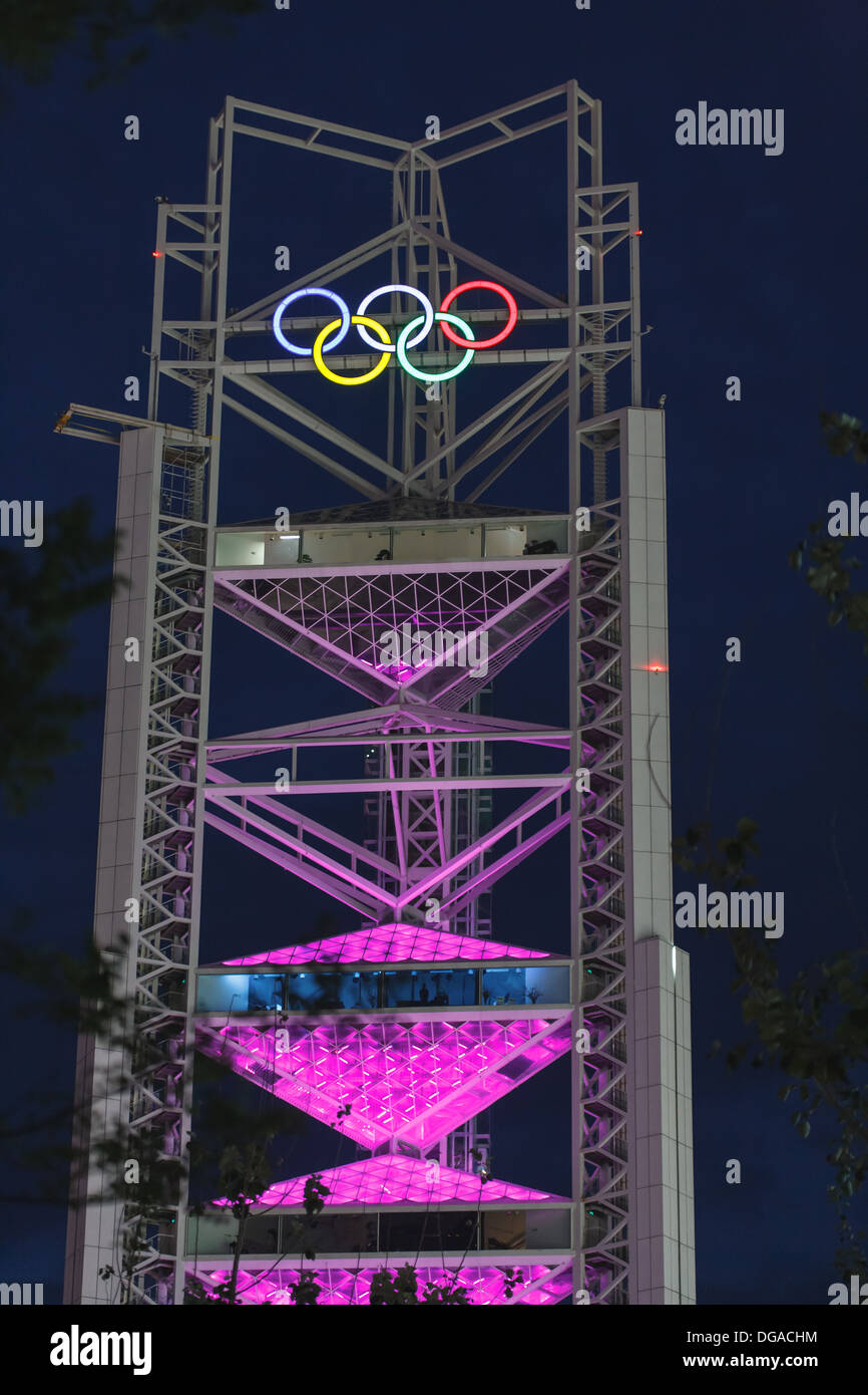 Olympic tower si illumina di rosa con 5 anelli olimpici accesa fino sulla cima di notte durante i giochi olimpici estivi giochi nel 2008 a Pechino, in Cina. Foto Stock