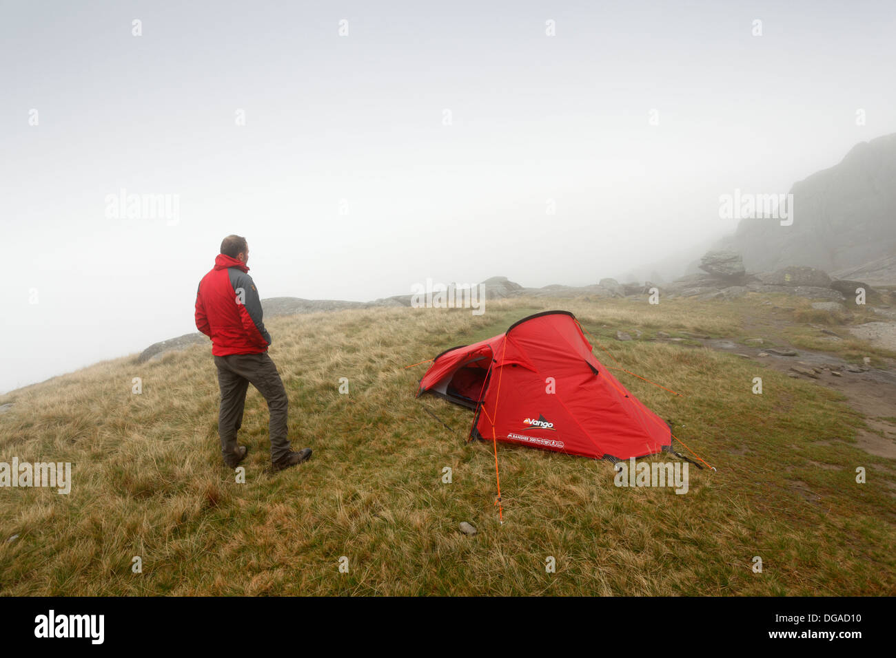 Campeggio selvaggio su Glyder Fach nella Bassa Cloud. Parco Nazionale di Snowdonia. Conwy. Il Galles. Regno Unito. Foto Stock