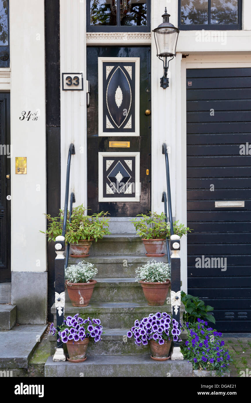 Scalinata con fiori in Amsterdam in estate Foto Stock