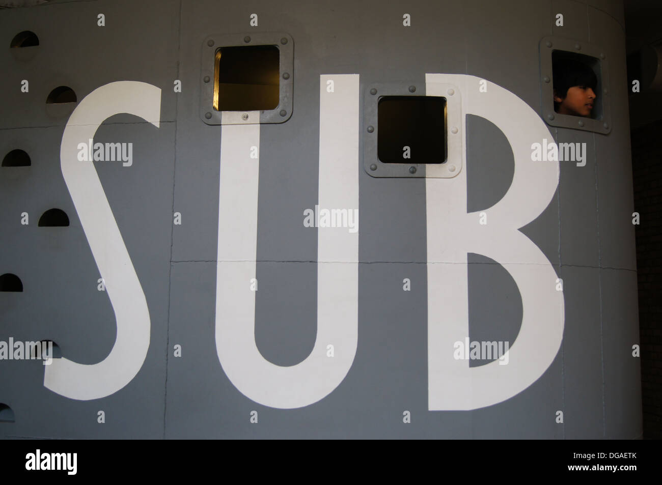 Bambino in corrispondenza della finestra all'Imperial War Museum, Londra Foto Stock