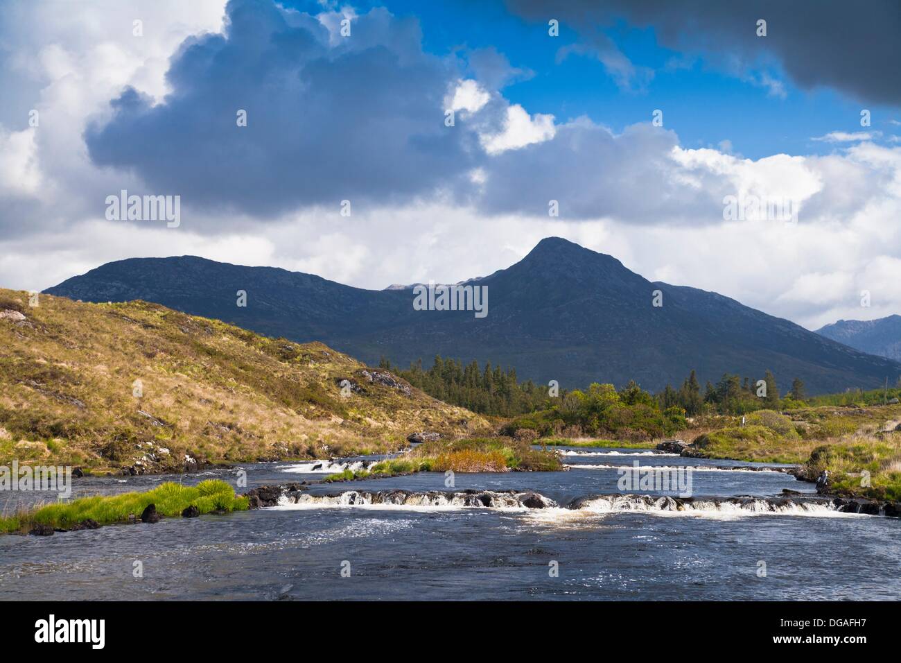 Vista panoramica del fiume Owenmore in Connemara, nella contea di Galway, Irlanda, Europa Foto Stock