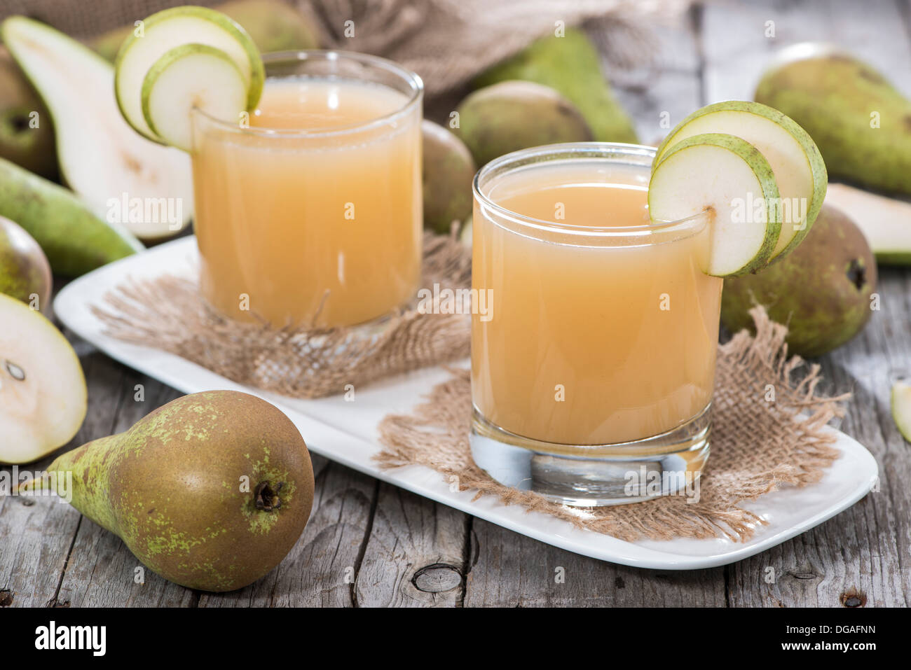 Di vetro riempita con freh realizzato Succhi di pera Foto Stock