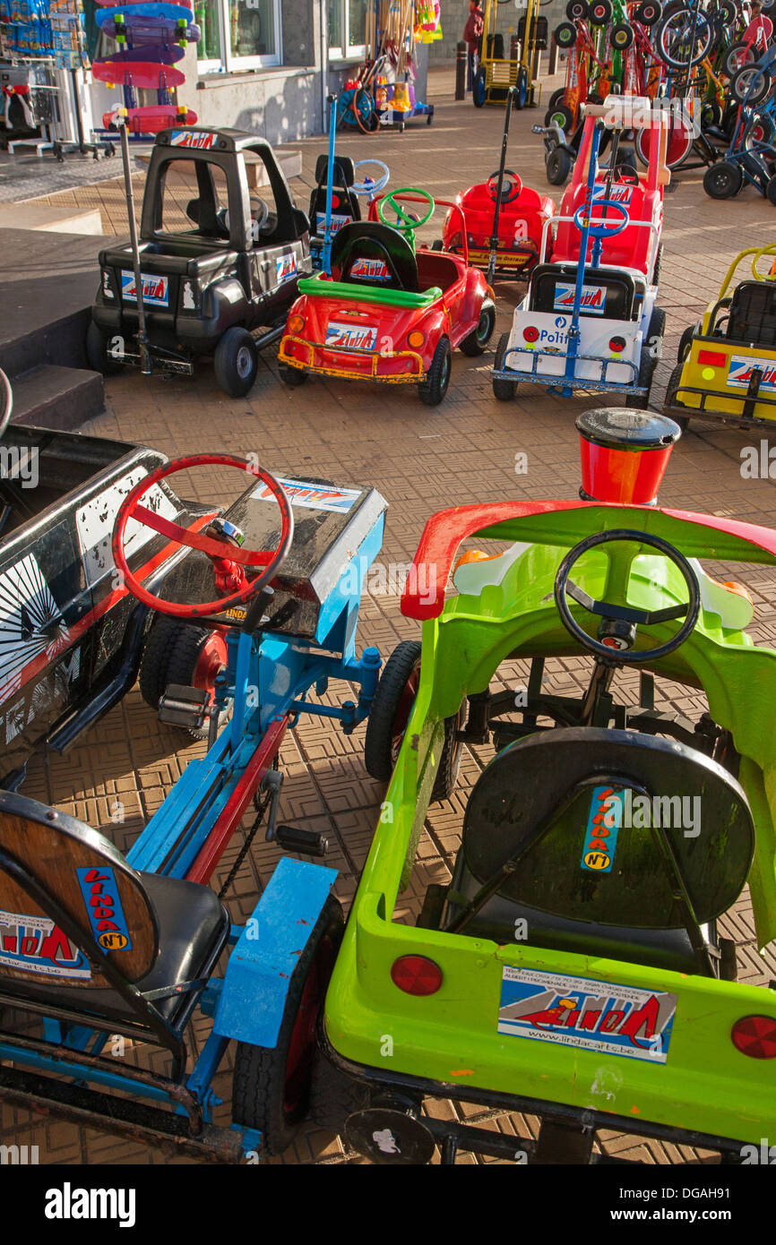 Lettera di go-cart sulla diga del mare è la passeggiata lungo la costa del Mare del Nord, Belgio Foto Stock