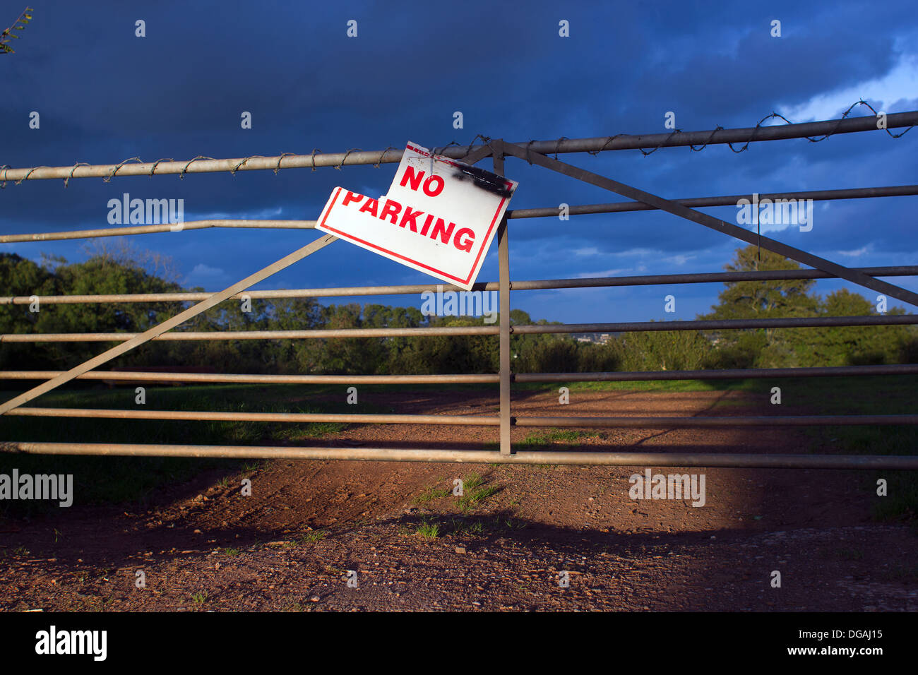 Nessun parcheggio,gate,gateway,filo spinato Foto Stock