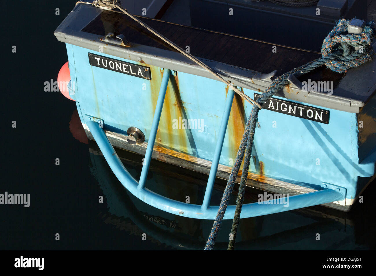 La poppa della barca da pesca Tuonela,Paignton,Devon,nave, acqua, riparazione, all'aperto, acciaio, craft, marina, potenza, nuove, ferro, timone, marina, Foto Stock