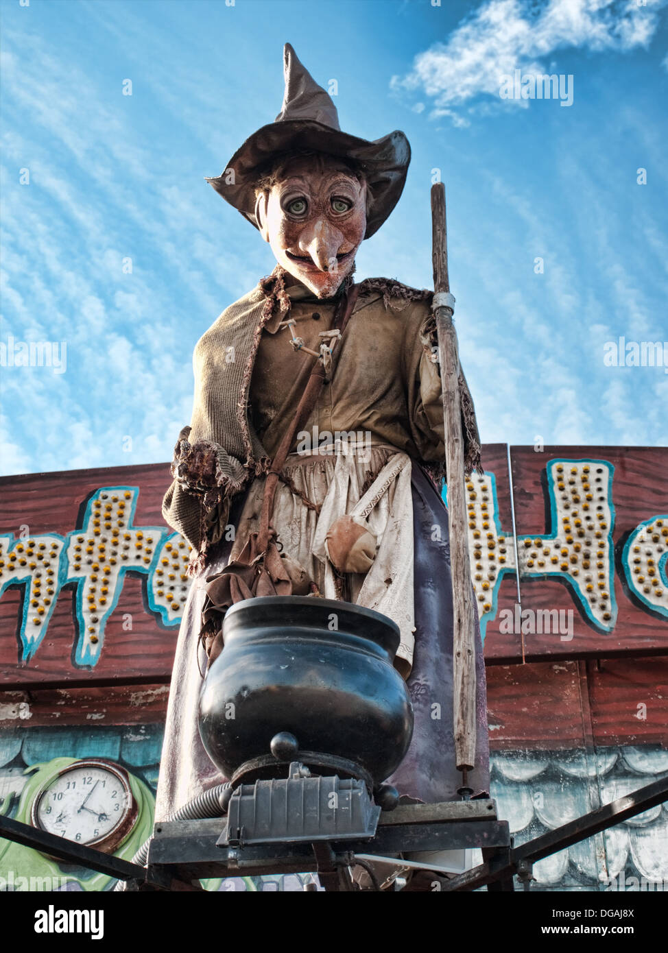 Strega meccanica al di fuori di un Haunted House in ore diurne Foto Stock