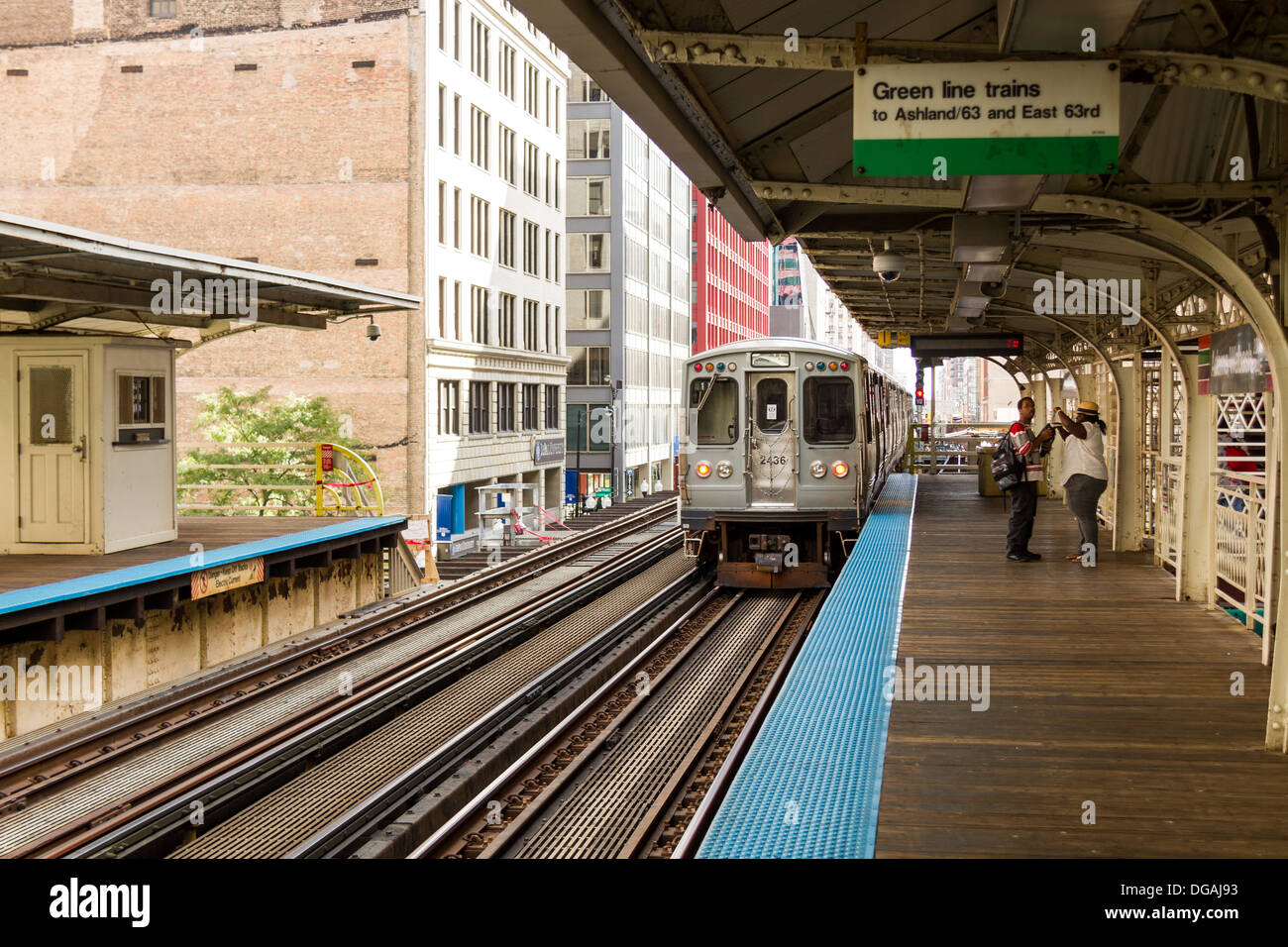 CTA Treno in avvicinamento Adams/Wabash stazione sopraelevata, Chicago, USA Foto Stock