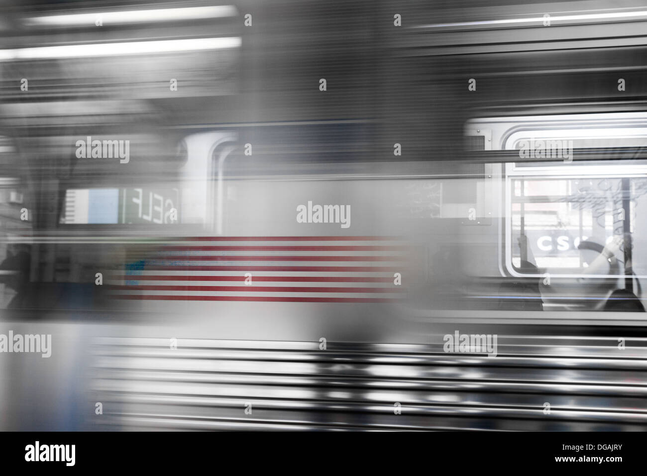 Colore parziale immagine di velocizzando il treno CTA in Chicago, Stati Uniti d'America Foto Stock