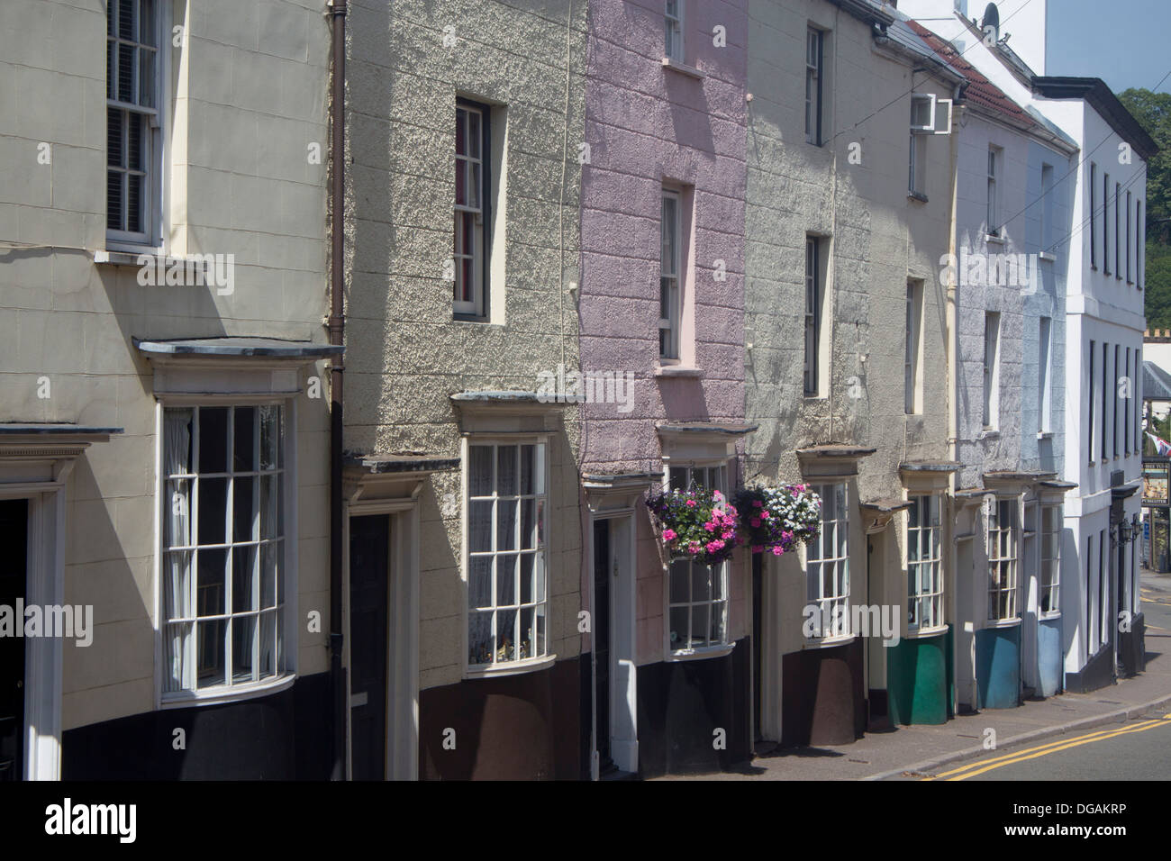 Terrazza / fila di dipinto luminosamente case Chepstow Monmouthshire South East Wales UK Foto Stock