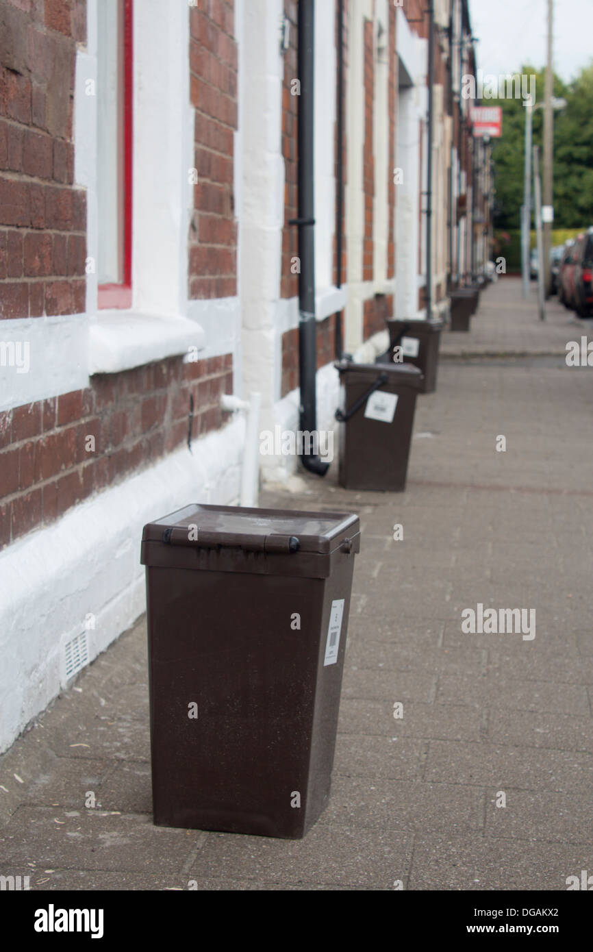 I rifiuti alimentari contenitori su strada di case a schiera Cardiff Wales UK Foto Stock