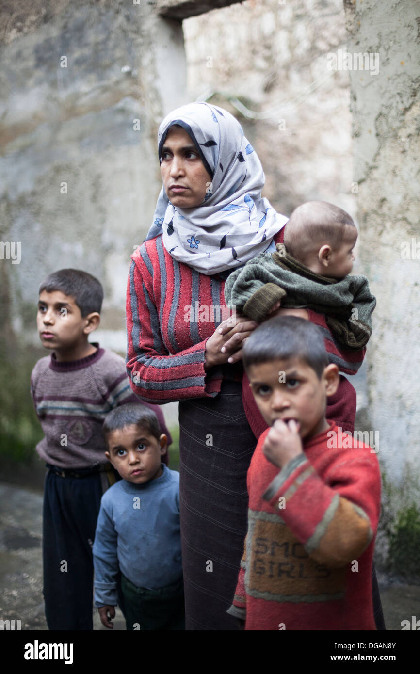 11/02/13 Aleppo, Siria. Una madre e i suoi tre figli di Aleppo. Foto Stock