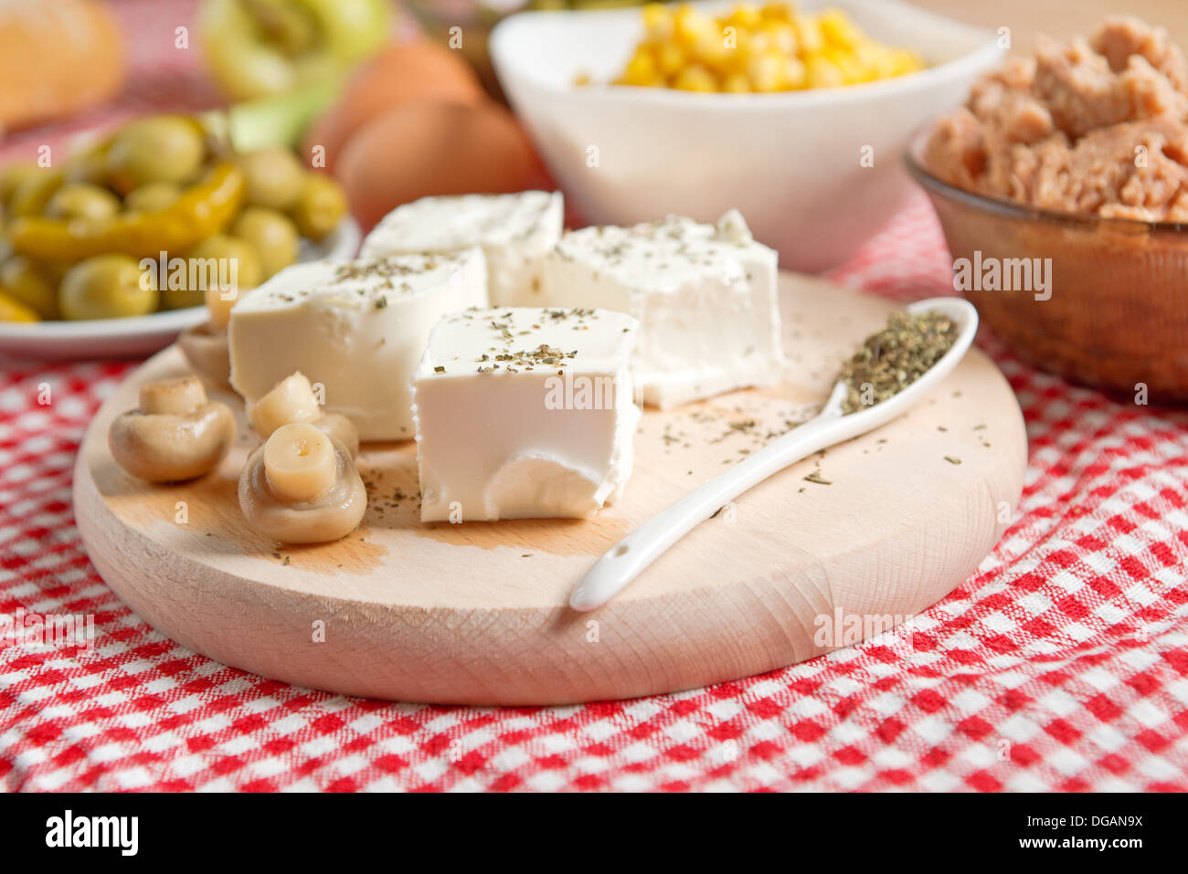 Il formaggio feta con funghi su un tavolo da cucina. Foto Stock