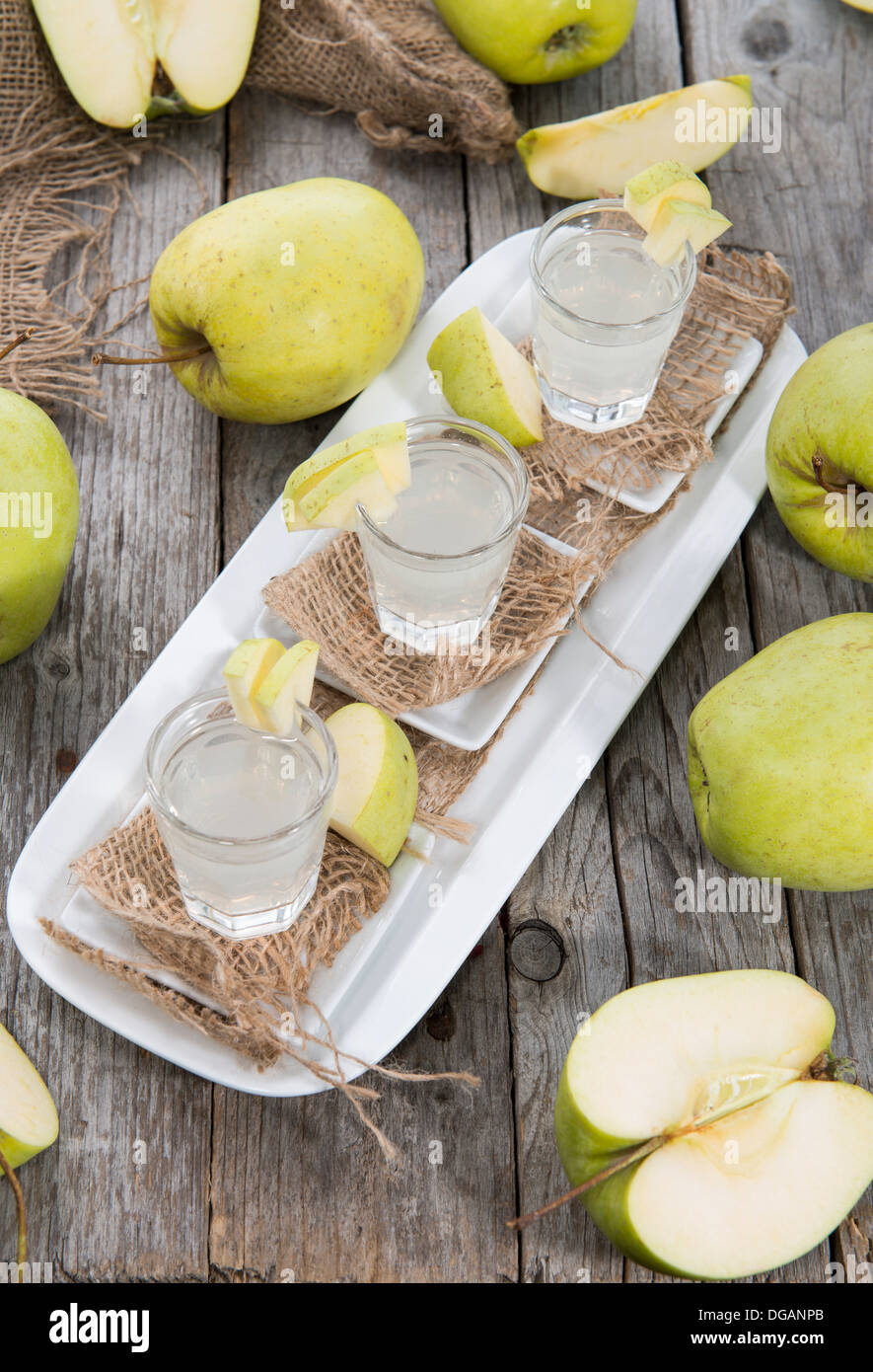 Freschi Fatti in casa Liquore di mela con un po' di frutta Foto Stock