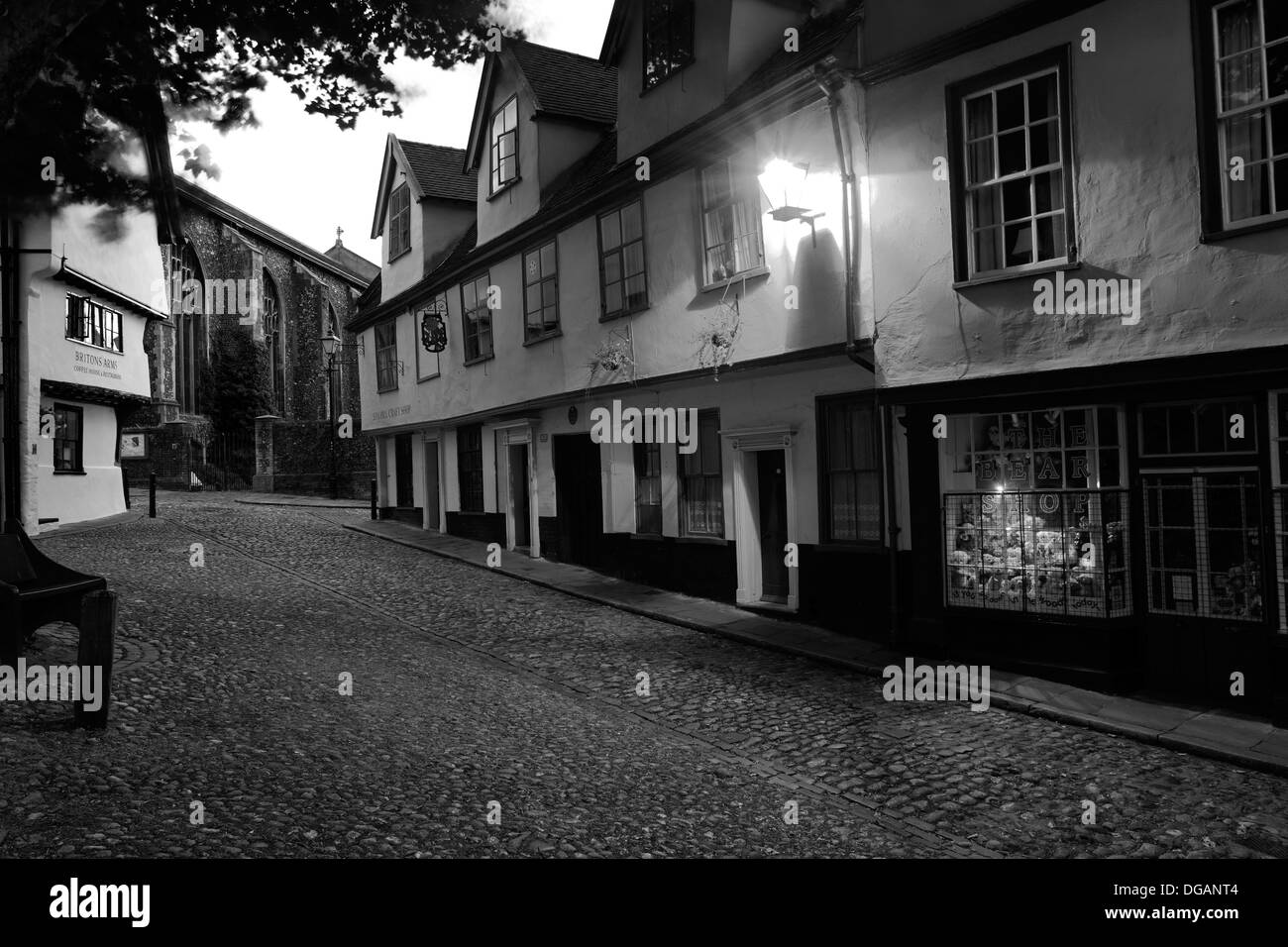 Periodo Tudor Architettura e negozi, stretta strada di ciottoli, olmo Hill, le corsie, Norwich City, contea di Norfolk, Inghilterra, Regno Unito Foto Stock