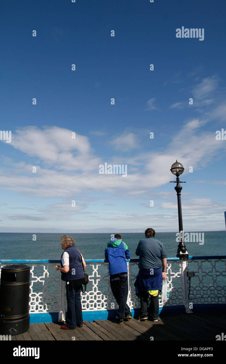 Visitatori sul molo di Llandudno Conwy Wales UK Foto Stock