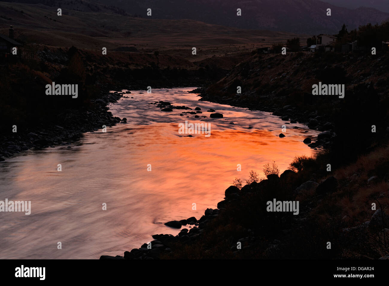 I riflessi del tramonto nel fiume Yellowstone Gardiner Montana USA Foto Stock