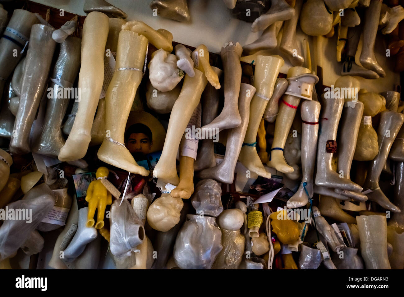 Cera offerte votive, relativi alla guarigione, visto nell'offerta votiva sala all'interno del san lazzaro chiesa in Salvador, Brasile. Foto Stock