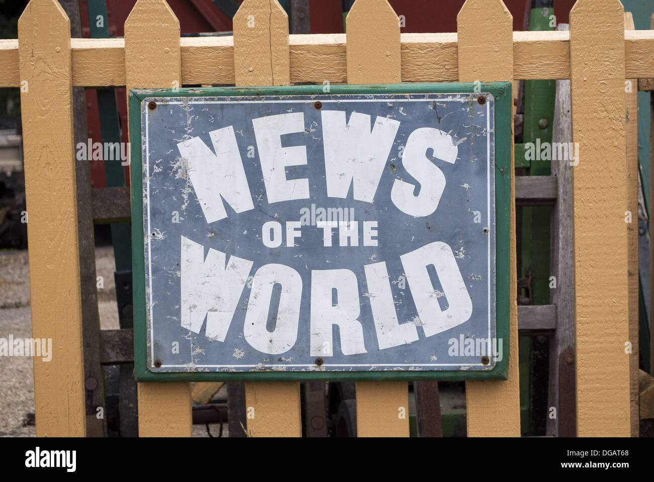 Vecchia autentica scheda di pubblicità sulla piattaforma ferroviaria per le notizie del mondo giornale Foto Stock