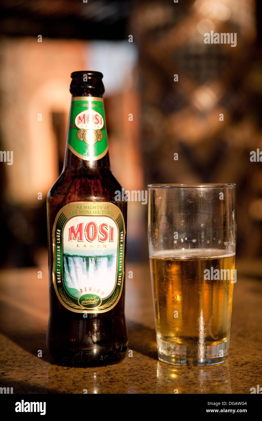 Mosi o birra lager, locale birra africano chiamato con il nome di Mosi Oa Tunya, il Victoria Falls, Zambia Africa Foto Stock