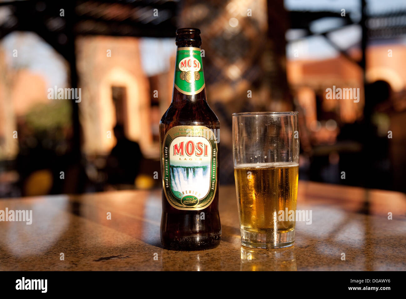 Mosi o birra lager, locale birra africano chiamato con il nome di Mosi Oa Tunya, il Victoria Falls, Zambia Africa Foto Stock