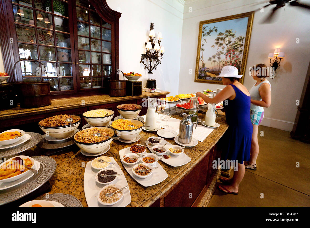 Gli ospiti presso il buffet della colazione, il 5 stelle Royal Livingstone Hotel, Zambia, Africa Foto Stock