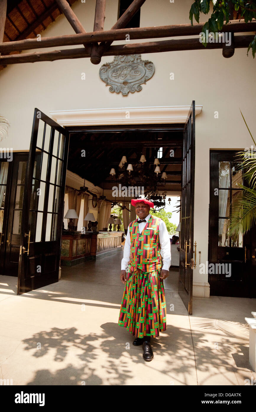 Edward, portiere e valutazione Co-ordinator, indossando il costume della tribù Lozi, Royal Livingstone Hotel di lusso, Zambia, Africa Foto Stock